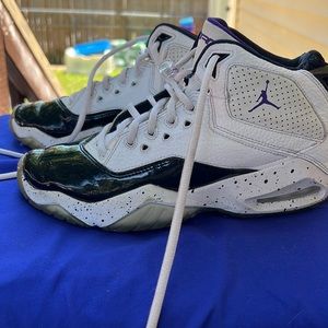 Jordan size 5 Men/6.5 Women, black and white